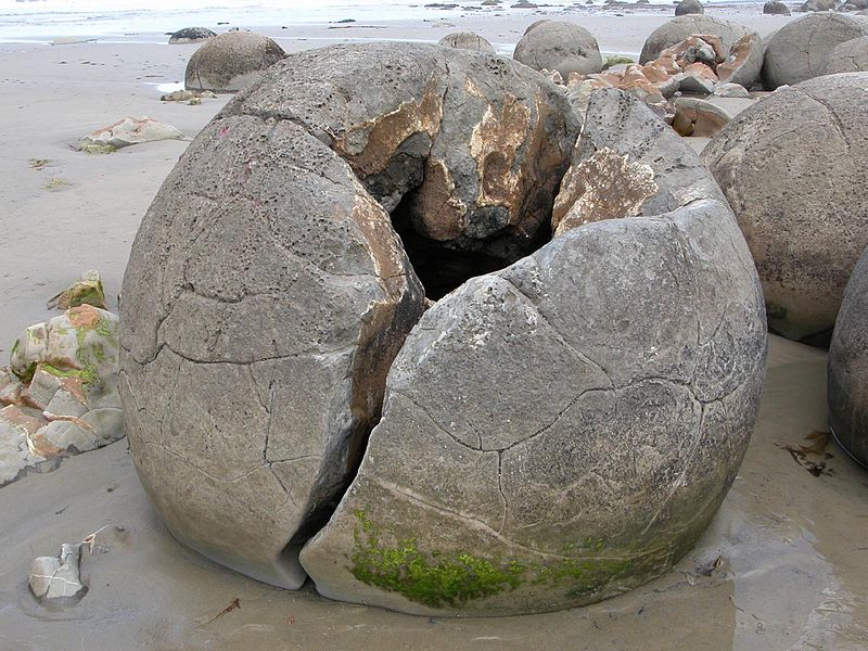 800px-Moeraki-boulder-split_b